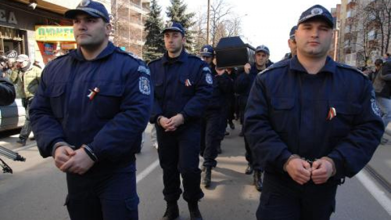 15 000 полицаи охраняват изборните секции