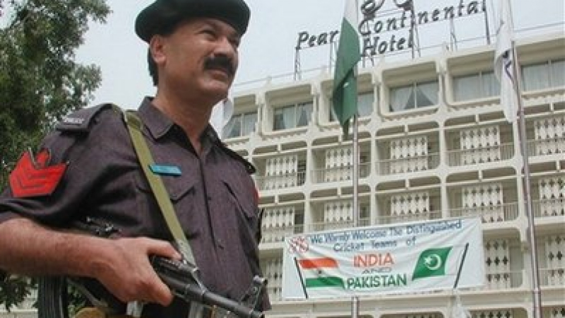 Седем души загинаха при експлозията в луксозен хотел в Пешавар