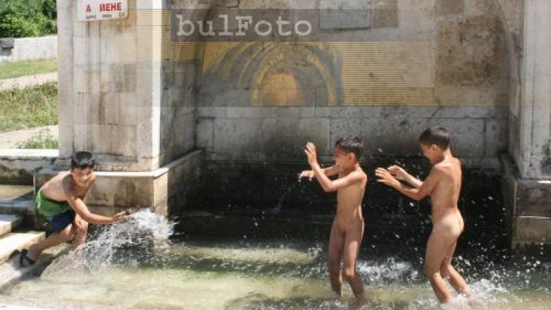 Роми си направиха басейн на една от най-старите плевенски чешми 