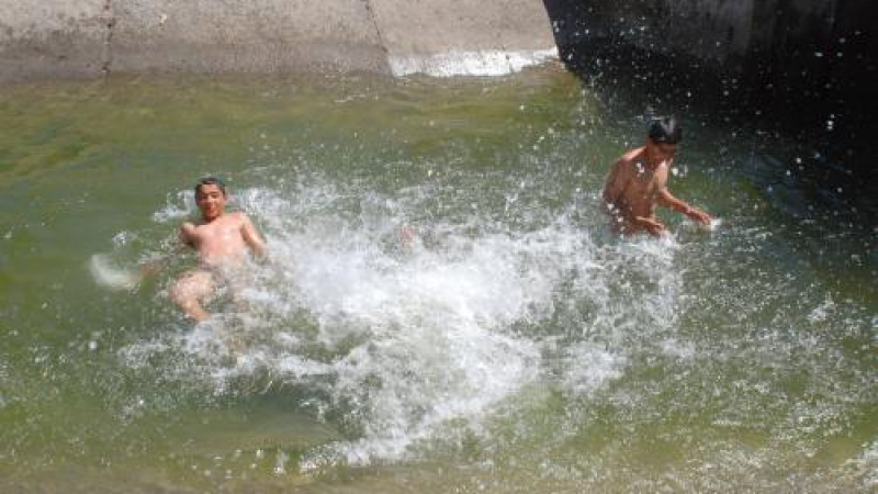 Ромчета се къпят в забранен водоем