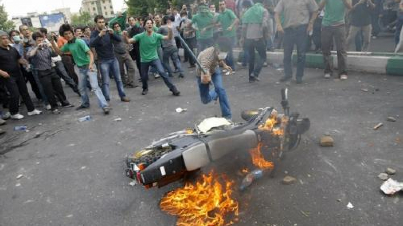 Протести след преизбирането на иранския президент Ахмадинеджад