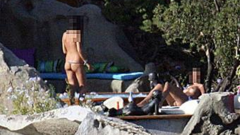 Берлускони се женил на майтап с голи момичета