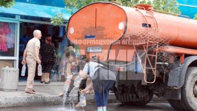Търговците от най-модерния зеленчуков пазар в Хасково се разхлаждат с водоноска 