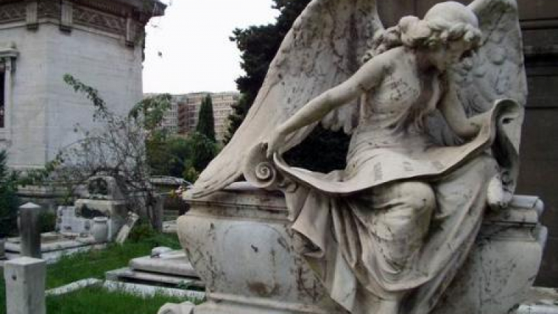 Продават мавзолеи и параклиси в исторически римски гробища 
