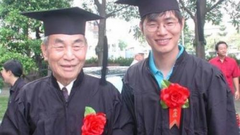 Дядото на 86 г. и внукът на 32 г. се дипломират заедно
