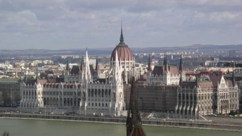 Унгария затваря посолства заради кризата