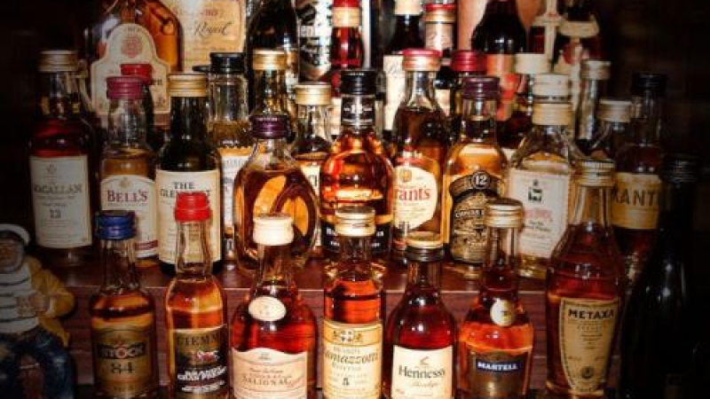 Четвърт милион литра алкохол и спирт засякоха в нарушение митническите мобилни групи