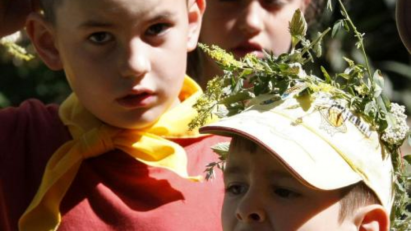 Децата във Варна отпразнуваха Еньовден 
