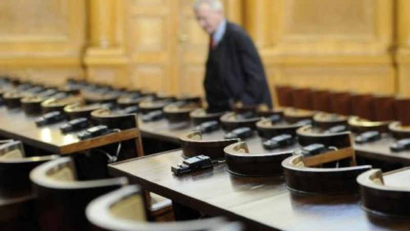 Над половината решения на парламента приети без кворум
