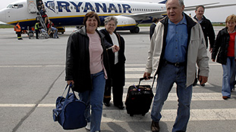 Ако летите с Ryanair, сами си носите багажа до самолета