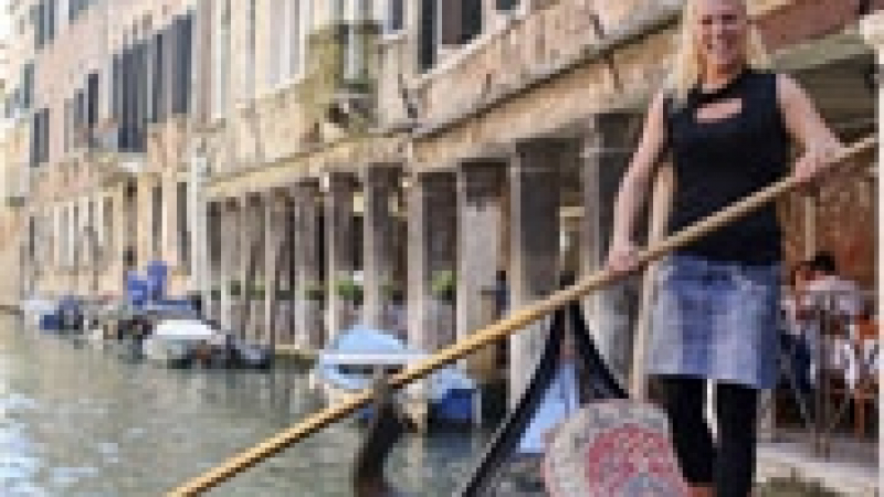 Жена проби за пръв път в царството на гондолиерите във Венеция
