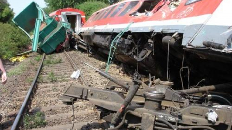 Влак дерайлира във Франция, има 13 ранени
