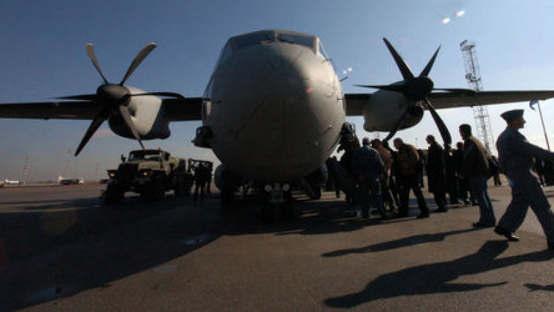 Самолетът с бюлетини от Кабул спука гуми в Турция