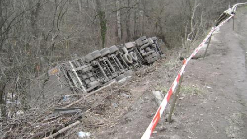 Товарен автомобил се преобърна край Плевен, шофьорът загина на място