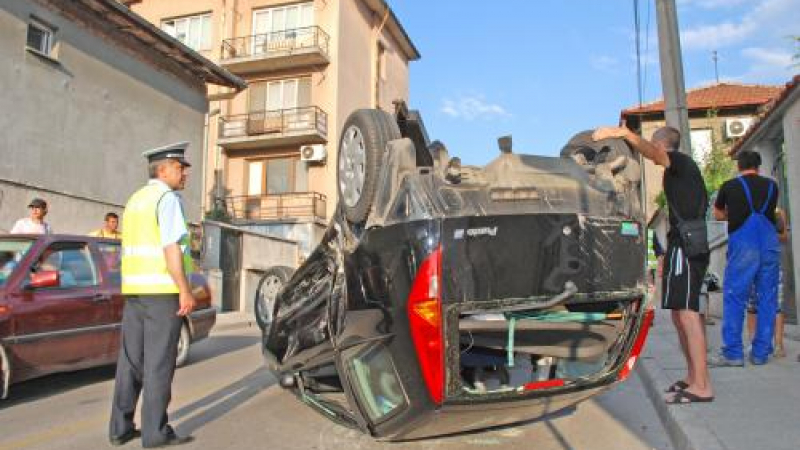 Зрелищно салто на кола в Хасково, жертви няма