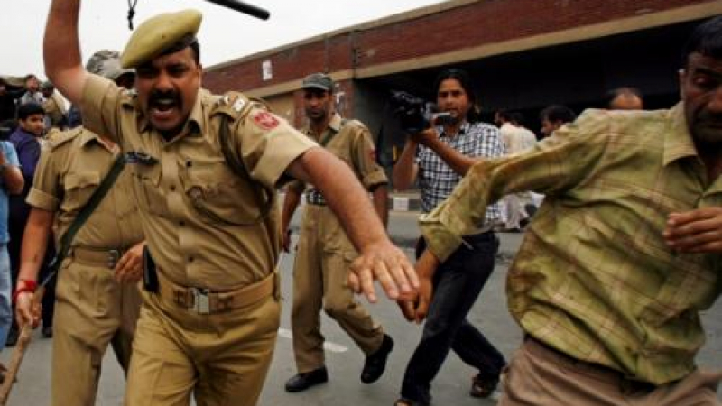 Убиха 30 полицаи в Индия