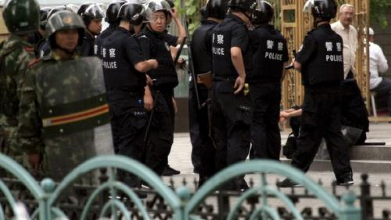 Китайски полицай застреляха двама уйгури