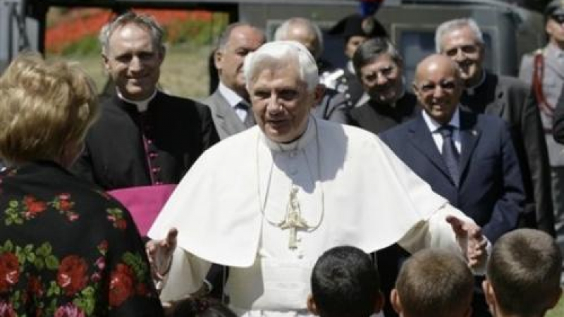 Папа Бенедикт XVI. приет в болница
