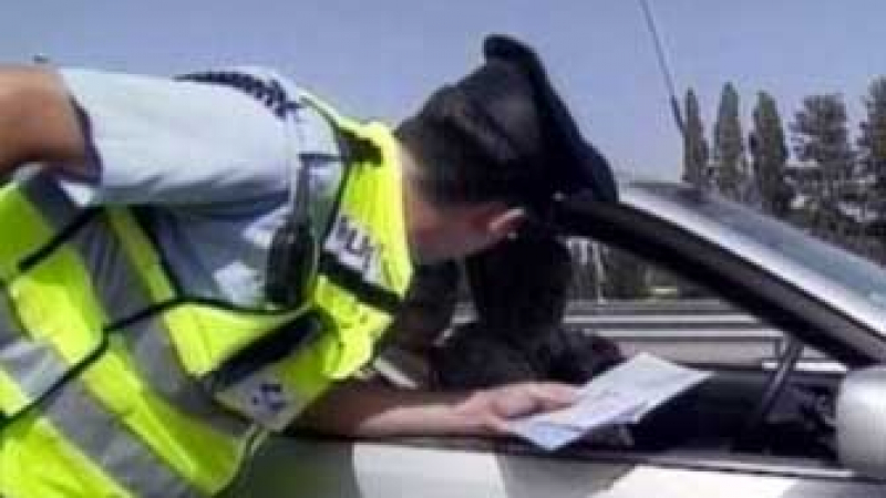 Шофьор без книжка пробва да подкупи пътен полицай