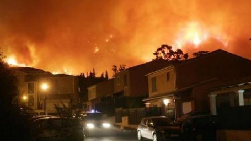 Голям пожар се вихри във Франция