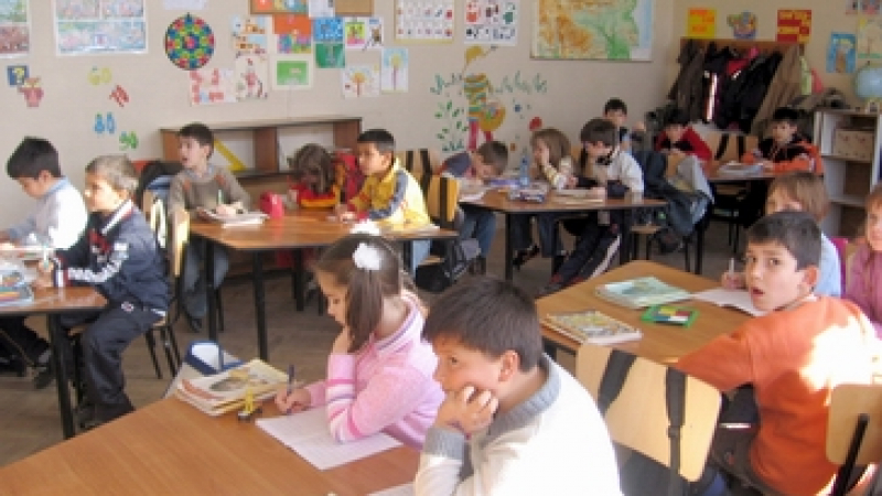 Учители искат повече часове по български език 