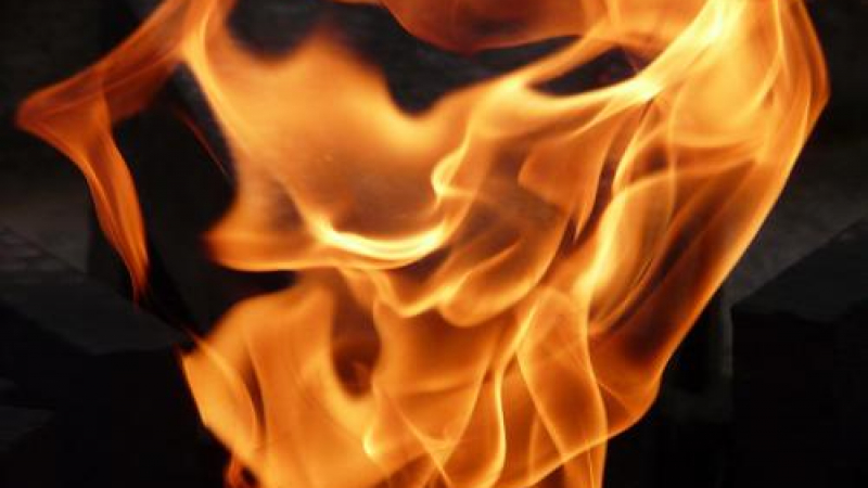 Старица изгоря жива на огнище в двора си 