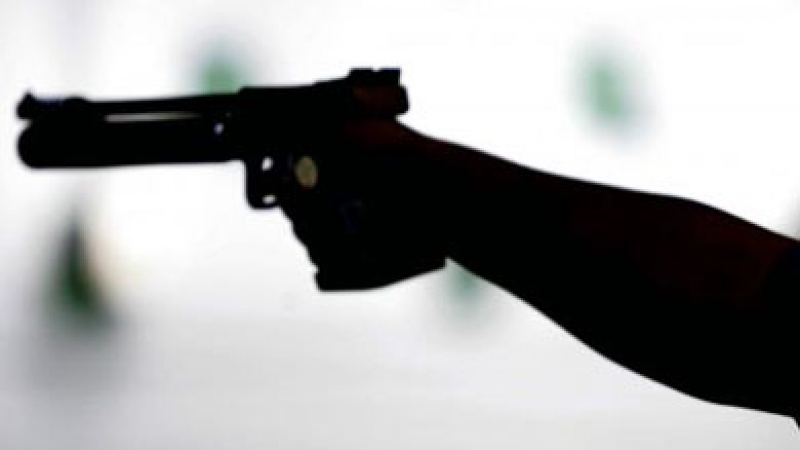 18-годишна простреля бебе в главата с газов пистолет 