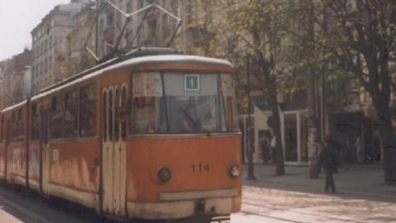 Трамвай смаза пръстите на железничар