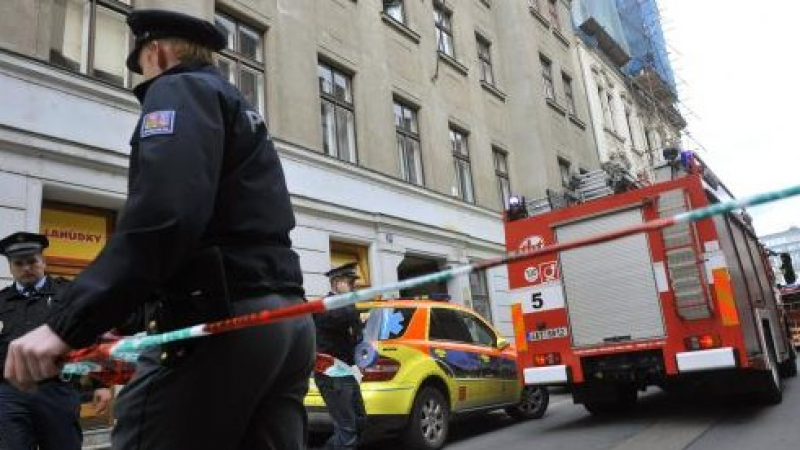 Спасителната операция в Прага все още без резултат