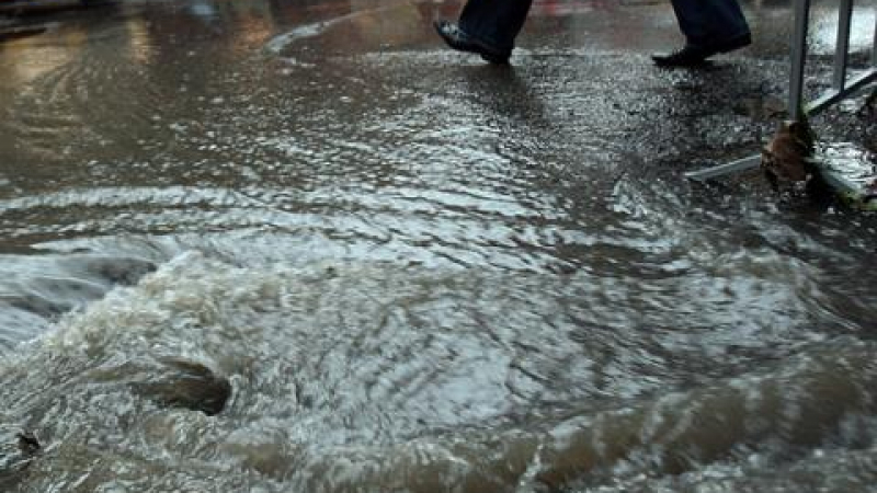  Дъждът наводни улиците в Бургас 