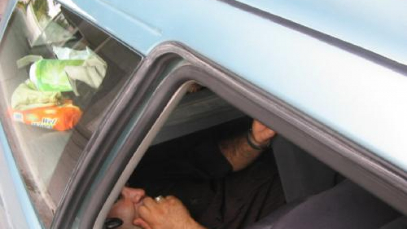 Туркиня мъкне мъжа си в багажник, хващат я на българската граница