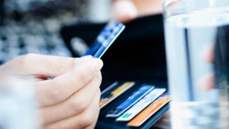 Как да не губим пари от дебитна карта