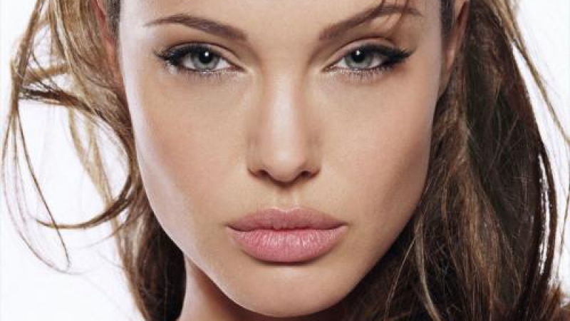 Анджелина Джоли изглади отношенията с баща си