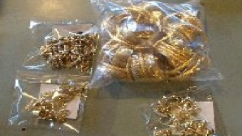 30 000 евро и 2 583 грама златни накити хванаха на митницата в Малко Търново