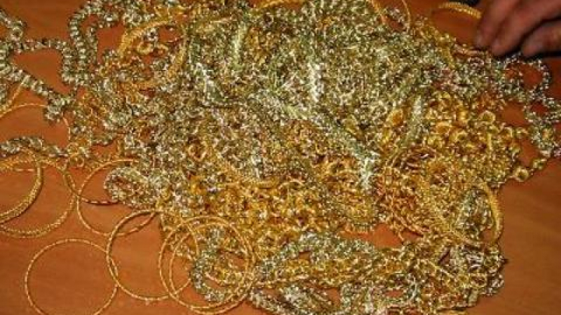 Митничари откриха злато за 60 000 лв. в дамска чанта, собственост на мъж