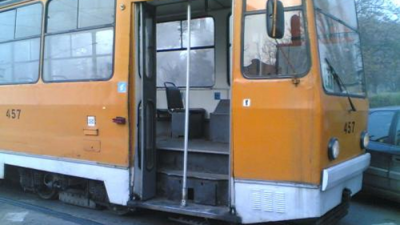 Четирима пострадали при катастрофа между трамвай и товарен автомобил в столицата