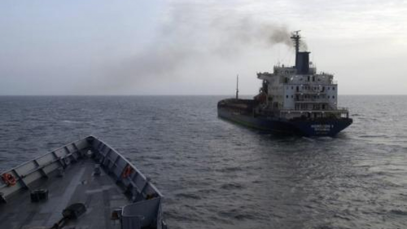 Сомалийски пирати искат да избият екипажа на отвлечен кораб