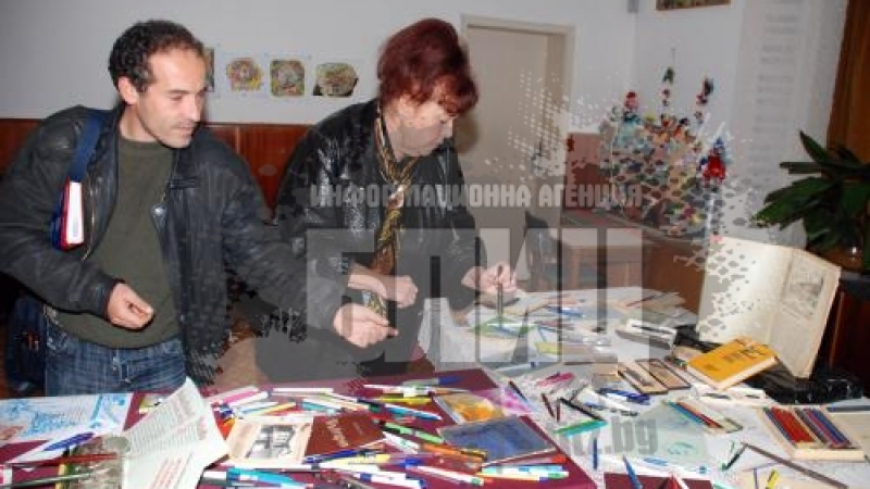 Изложба на писалки посветиха на Деня на будителите в Хасково