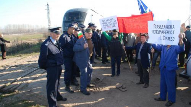Хората от Сталево спряха влака, обещаха да режат и релсите на линията