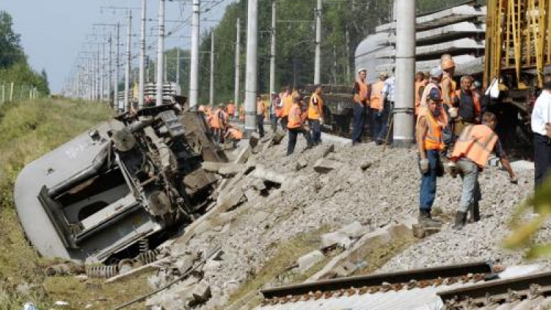 Влак дерайлира, 25 души загинаха