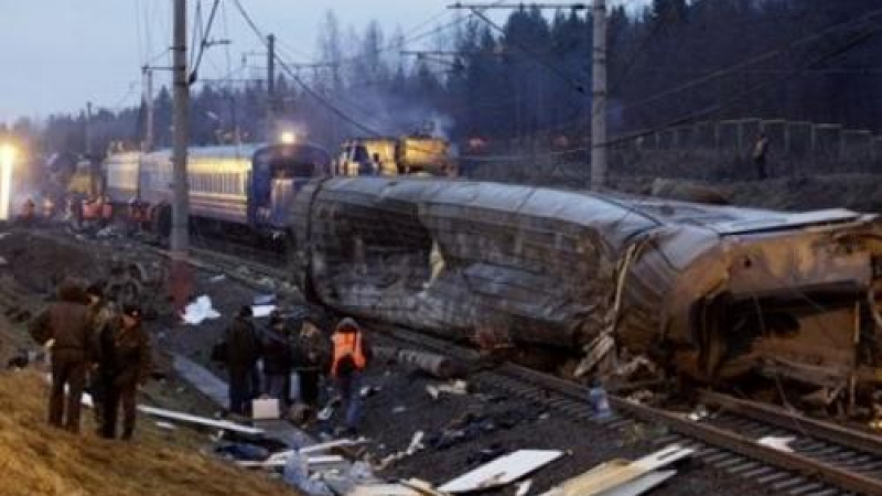 Терористичен акт уби 30 души, влак дерайлира