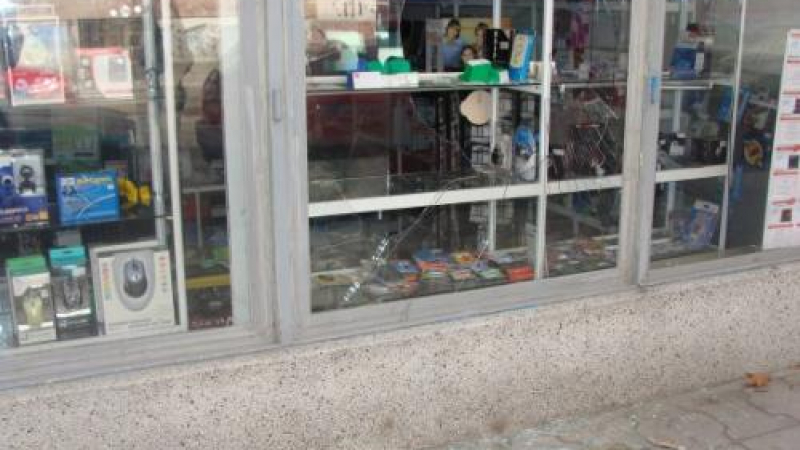 Наглеци разбиват магазини в центъра на Пловдив