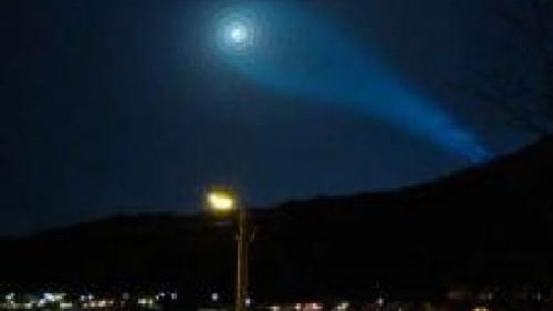 Мистериозна светлина от НЛО спря дъха на хиляди хора