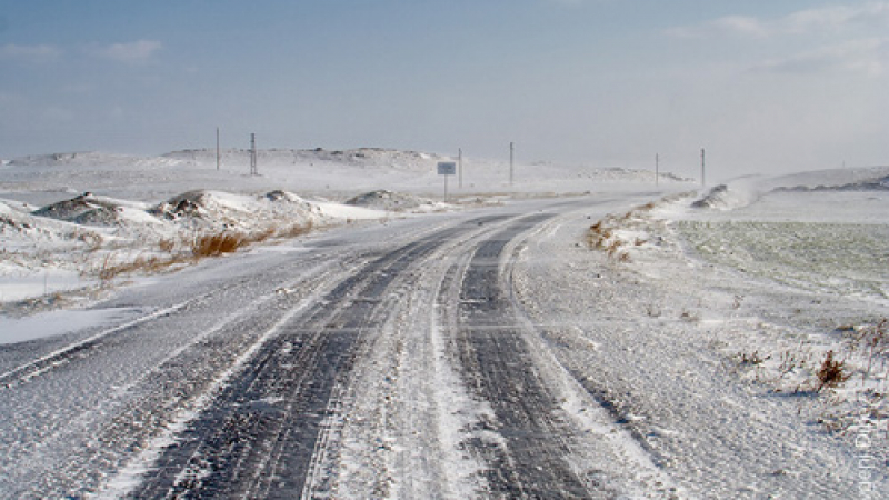 Снегът остави без ток населени места, пътищата са ледени пързалки  