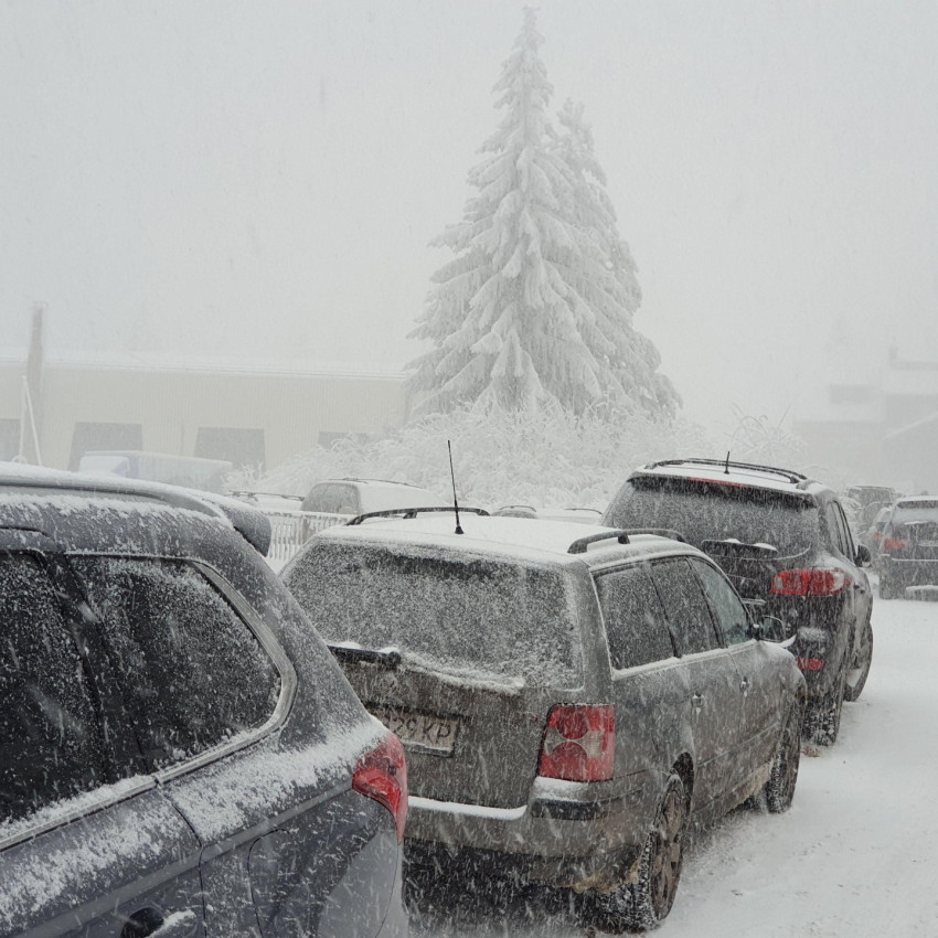 Meteo Balkans: Снежна виелица блокира половин България, метър сняг ще натрупа до часове