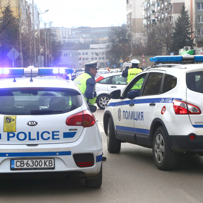Извънредно в БЛИЦ! Бясна полицейска гонка в София, мъж лежи на пътя със...