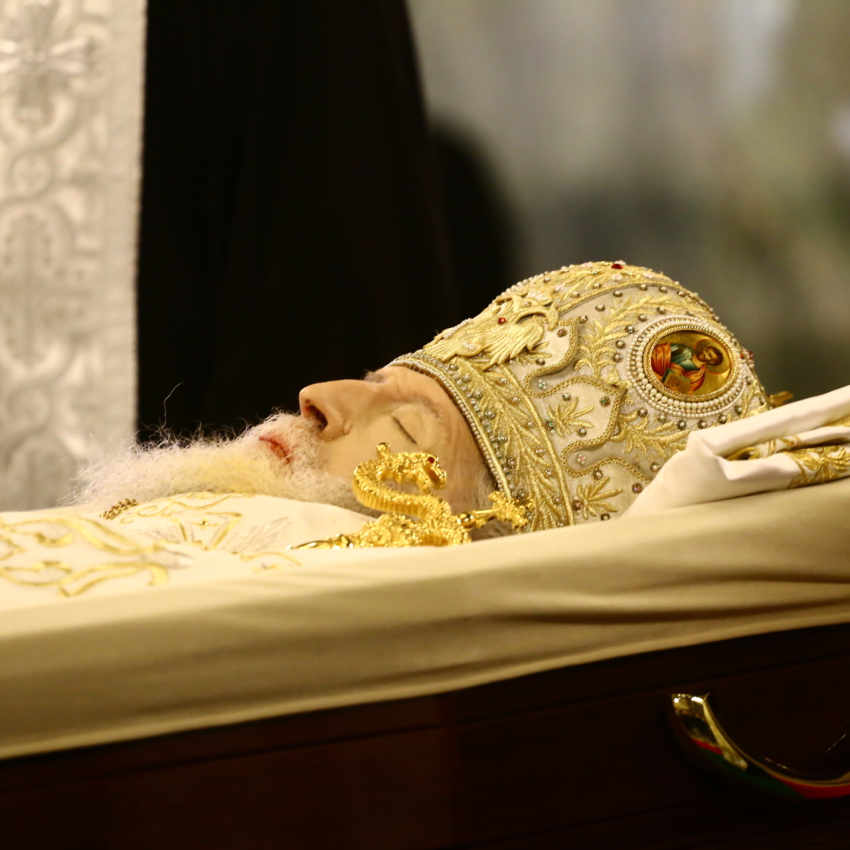 Скандално ВИДЕО закова човека, който се изгаври с гроба на патриарх Неофит