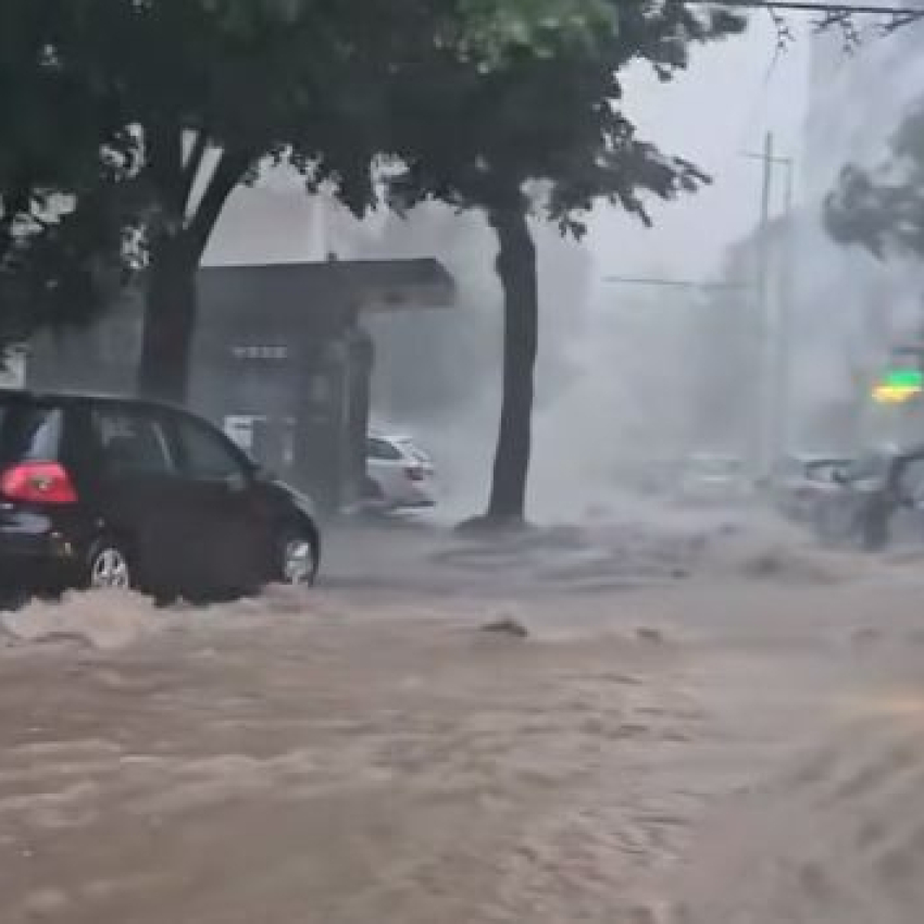 Библейско бедствие се стовари над Плевен! Градът е под вода, има наводнения и закъсали коли! Апокалиптични КАДРИ