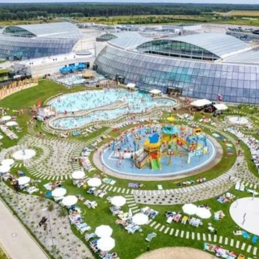 18 басейна, 35 пързалки: Това е най-големият закрит аквапарк в Европа