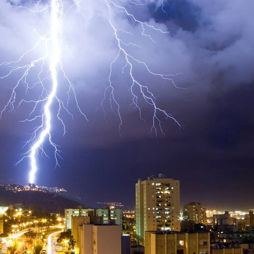 Извънредно: Мълния порази мъж насред бурята в София